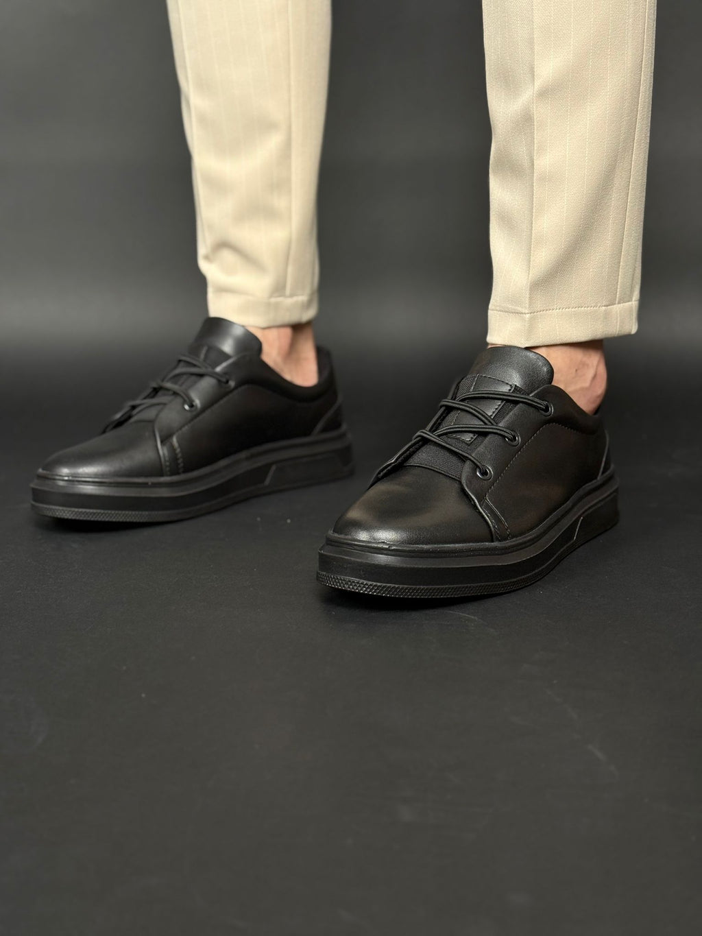 Lastik detayı sade spor ayakkabı