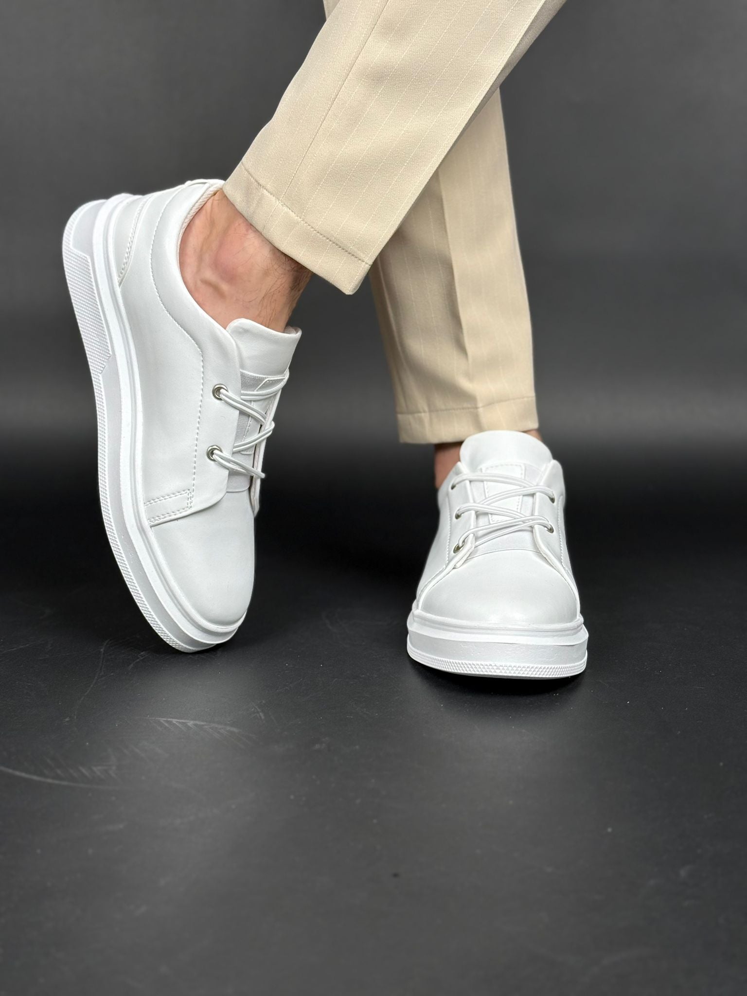 Lastik detayı sade spor ayakkabı